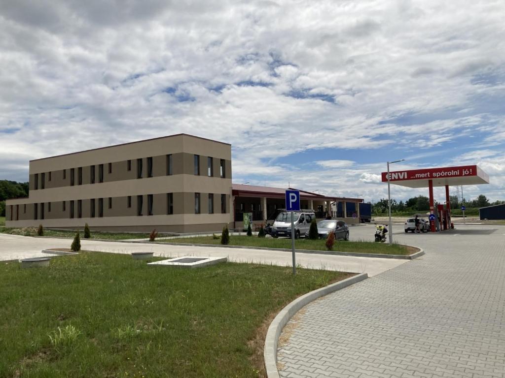M70 Panzio Szemenyecsörnye Εξωτερικό φωτογραφία
